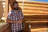Johane Bonnet construit sa troisième maison en fustes (vidéo)