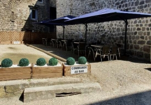 Le bar La Caverne est à vendre dans le bourg de Tence