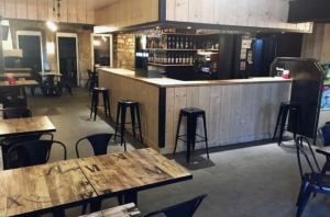 Le bar La Caverne est à vendre dans le bourg de Tence
