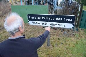A &quot;La Batterie&quot;, au carrefour de Mars, Saint-Agrève et Le Chambon-sur-Lignon, un panneau en bordure de route indique la présence de la ligne de partage des eaux.|||