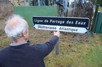 A &quot;La Batterie&quot;, au carrefour de Mars, Saint-Agrève et Le Chambon-sur-Lignon, un panneau en bordure de route indique la présence de la ligne de partage des eaux.