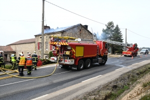 Le toit d&#039;une maison détruit par le feu près de Montfaucon-en-Velay