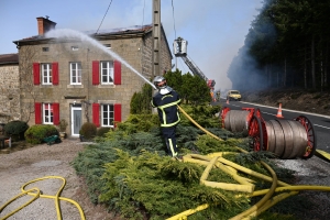 Le toit d&#039;une maison détruit par le feu près de Montfaucon-en-Velay