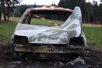 Saint-Just-Malmont : une voiture en feu en pleine nuit au milieu d&#039;un champ