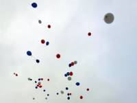 Des ballons tricolores dans le ciel de Montfaucon-en-Velay