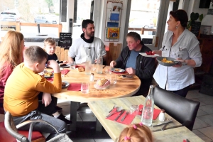 Le Chambon-sur-Lignon : des restaurateurs offrent un repas ukrainien à 40 réfugiés