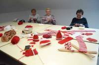 Les tricoteuses se retrouvent au dernier niveau, sous les combles. Leurs créations sont sur le thème de Noël.