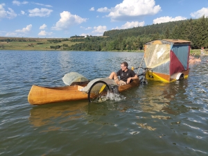 Avec son canoé-vélo, sa poule et sa caravane, Félix s&#039;est posé au lac de Saint-Front (vidéo)