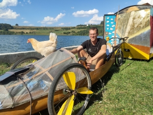 Avec son canoé-vélo, sa poule et sa caravane, Félix s&#039;est posé au lac de Saint-Front (vidéo)