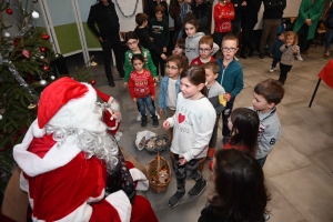 Yssingeaux : le Père Noël en mobylette pour les enfants de l&#039;entreprise Fraisse et Fils