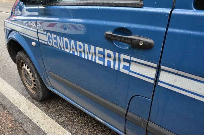 Les gendarmes étaient chargés de prendre contact avec le propriétaire du véhicule.||