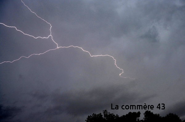 Un orage pris mardi à Dunières.||