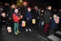 Monistrol-sur-Loire : des centaines de personnes derrière la calèche du Père Noël
