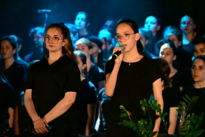 Cent jeunes choristes de quatre collèges sur scène à Yssingeaux pour chanter