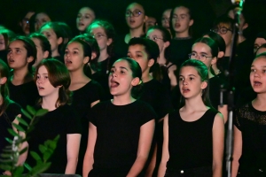Cent jeunes choristes de quatre collèges sur scène à Yssingeaux pour chanter