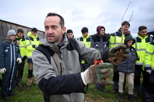 Saint-Maurice-de-Lignon : chasseurs et lycéens plantent une haie chez un agriculteur