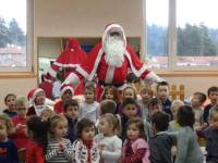 Le Père Noël a fait une visite vendredi à l&#039;école maternelle publique.