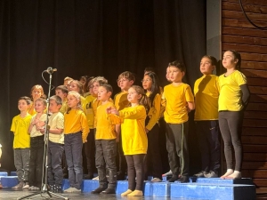 Monistrol-sur-Loire : des enfants et des parents chantent en famille sur scène
