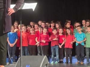 Monistrol-sur-Loire : des enfants et des parents chantent en famille sur scène