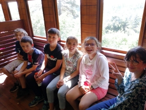 Les écoliers de Montfaucon à la découverte de la voie ferrée du Velay express