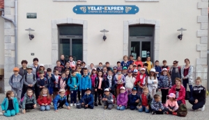 Les écoliers de Montfaucon à la découverte de la voie ferrée du Velay express