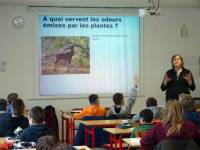 Tence : une scientifique guide de jeunes collégiens de Saint-Martin