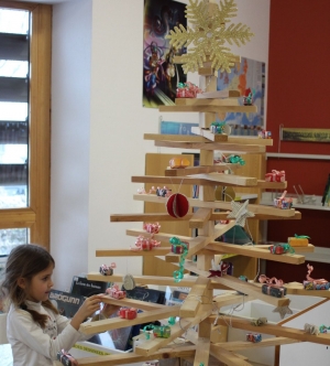 Raucoules : 23 enfants créent des décorations de Noël à la bibliothèque