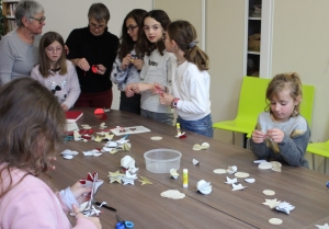Raucoules : 23 enfants créent des décorations de Noël à la bibliothèque