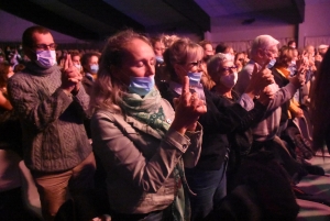 Festival du rire : 250 spectateurs participent à des expériences autour de l&#039;hypnose à Yssingeaux