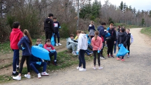 Yssingeaux : 400 scolaires ramassent une montagne de déchets
