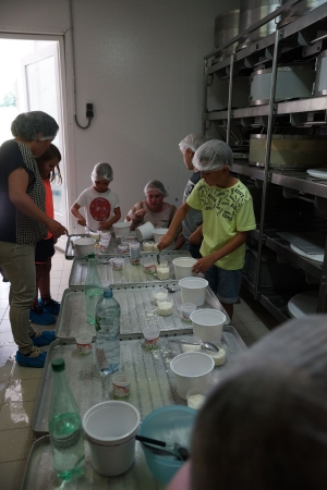 Bas-en-Basset : les écoliers de Louise-Michel fabriquent leur fromage à la ferme Chapuis
