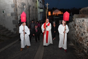 Sainte-Sigolène : la procession des Pénitents blancs dans la ferveur populaire