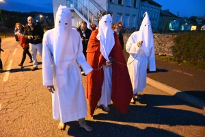 Sainte-Sigolène : la procession des Pénitents blancs dans la ferveur populaire