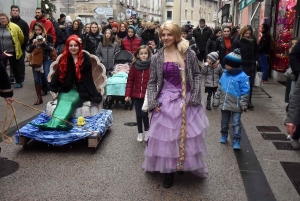 Saint-Agrève : un défilé féerique original dans la grande rue