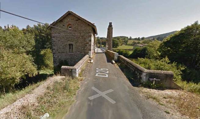 Le véhicule accidenté a été retrouvé près du pont enjambant la Loire, au village de &quot;Margeaix&quot; à Beaulieu. Photo Google Street View|||
