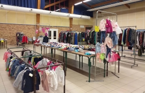 Sainte-Sigolène : la salle polyvalente remplie pour la bourse aux vêtements ce mercredi
