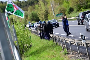 Les gendarmes empêchent les manifestants de la Lutte des Sucs de se rendre sur la RN88