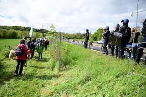 Les gendarmes empêchent les manifestants de la Lutte des Sucs de se rendre sur la RN88