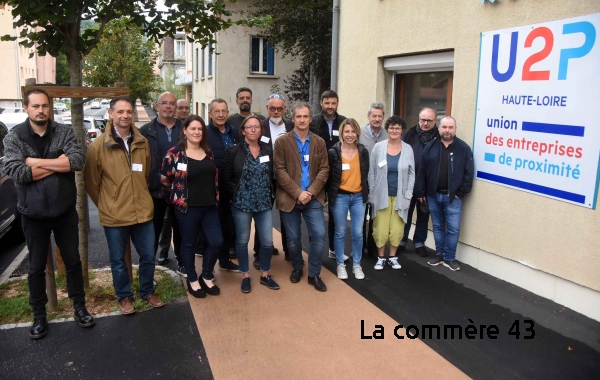 Jean-Luc Chapuis (au centre, chemise bleue) est tête de liste en Haute-Loire||