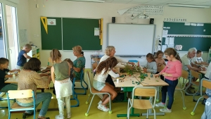 Les Villettes : écoliers et grands-parents dans la même classe pour des activités