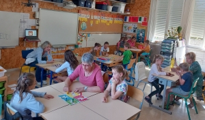 Les Villettes : écoliers et grands-parents dans la même classe pour des activités