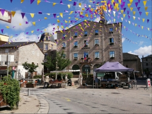 Le village de Tence décoré pour le passage de l&#039;Ardéchoise samedi 18 juin