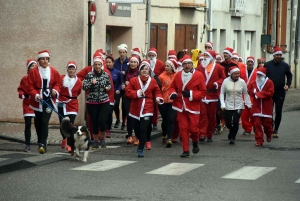 Une nuée de Pères Noël à la course dans les rues de Monistrol-sur-Loire