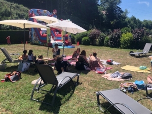 Montfaucon-en-Velay : la sortie des familles de la crèche à la piscine de Dunières