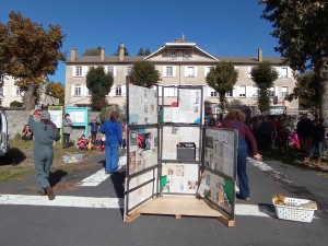 Les Chimères transportent les livres hors les murs au Mazet-Saint-Voy et sur les supermarchés de Tence