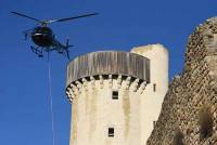 Bas-en-Basset : l&#039;échafaudage transporté par hélicoptère au Château de Rochebaron