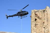 Bas-en-Basset : l&#039;échafaudage transporté par hélicoptère au Château de Rochebaron
