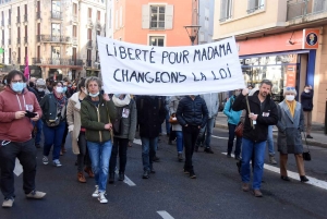 Puy-en-Velay : 600 manifestants pour soutenir Madama et la cause des migrants (vidéo)