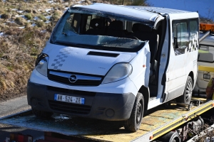 Saint-Just-Malmont : un minibus se renverse sur la RD500, la conductrice désincarcérée