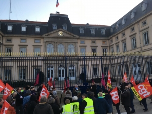 Puy-en-Velay : 70 personnes devant la préfecture en hommage à l&#039;étudiant immolé